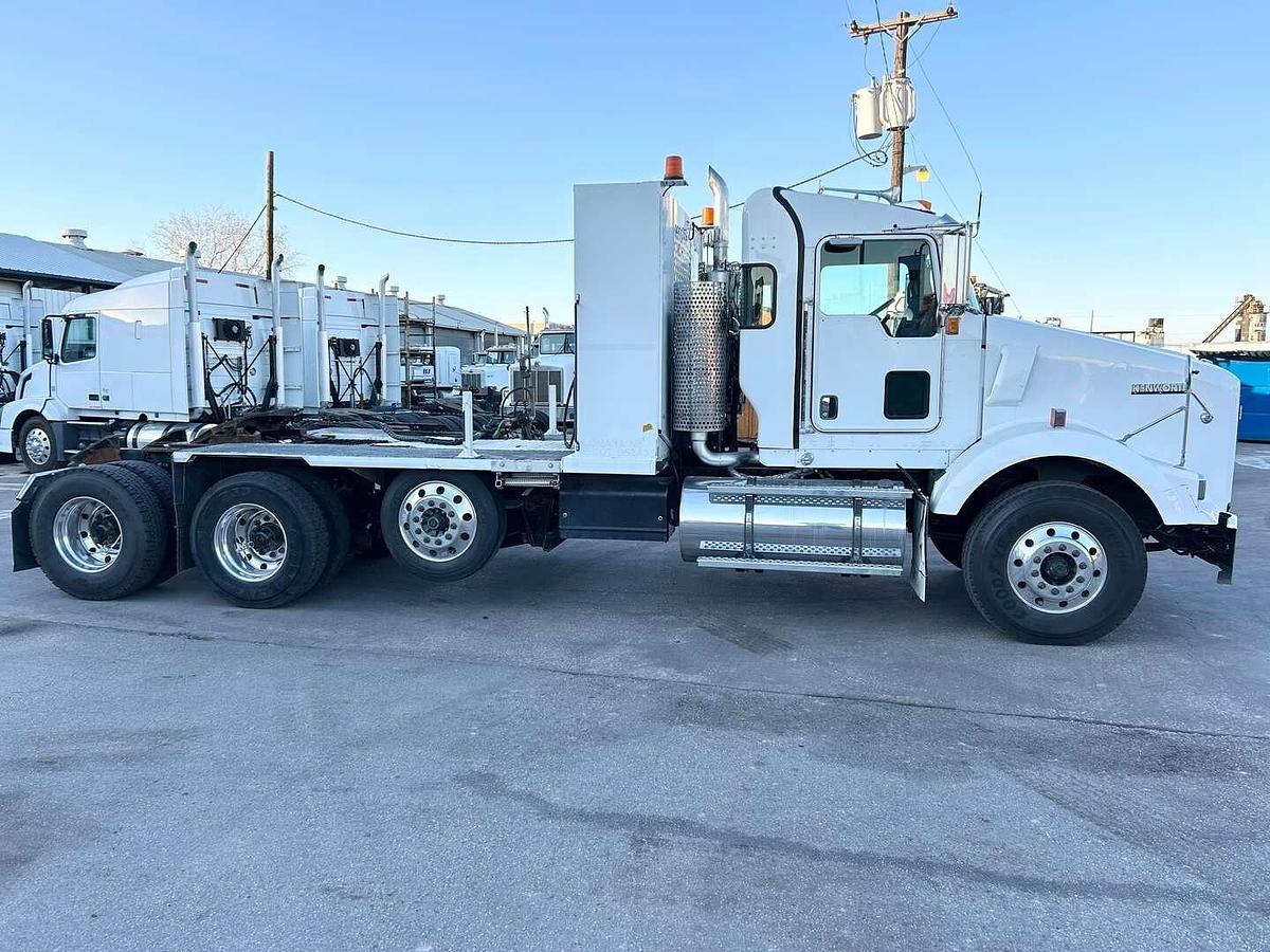 Used 2016 KENWORTH T8OO TRI-AXLE DAY CAB TRUCK TRACTOR