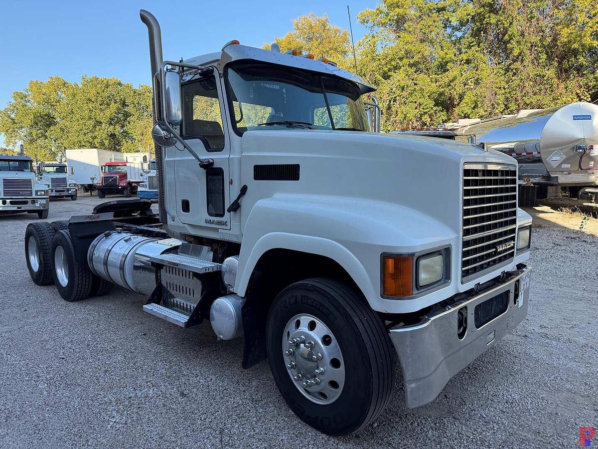 Used 2014 MACK CHU613 PINNACLE T/A DAY CAB TRUCK TRACTION