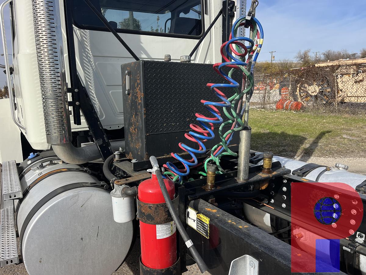 Used 2015 MACK PINNACLE CHU613 T/A DAY CAB TRUCK