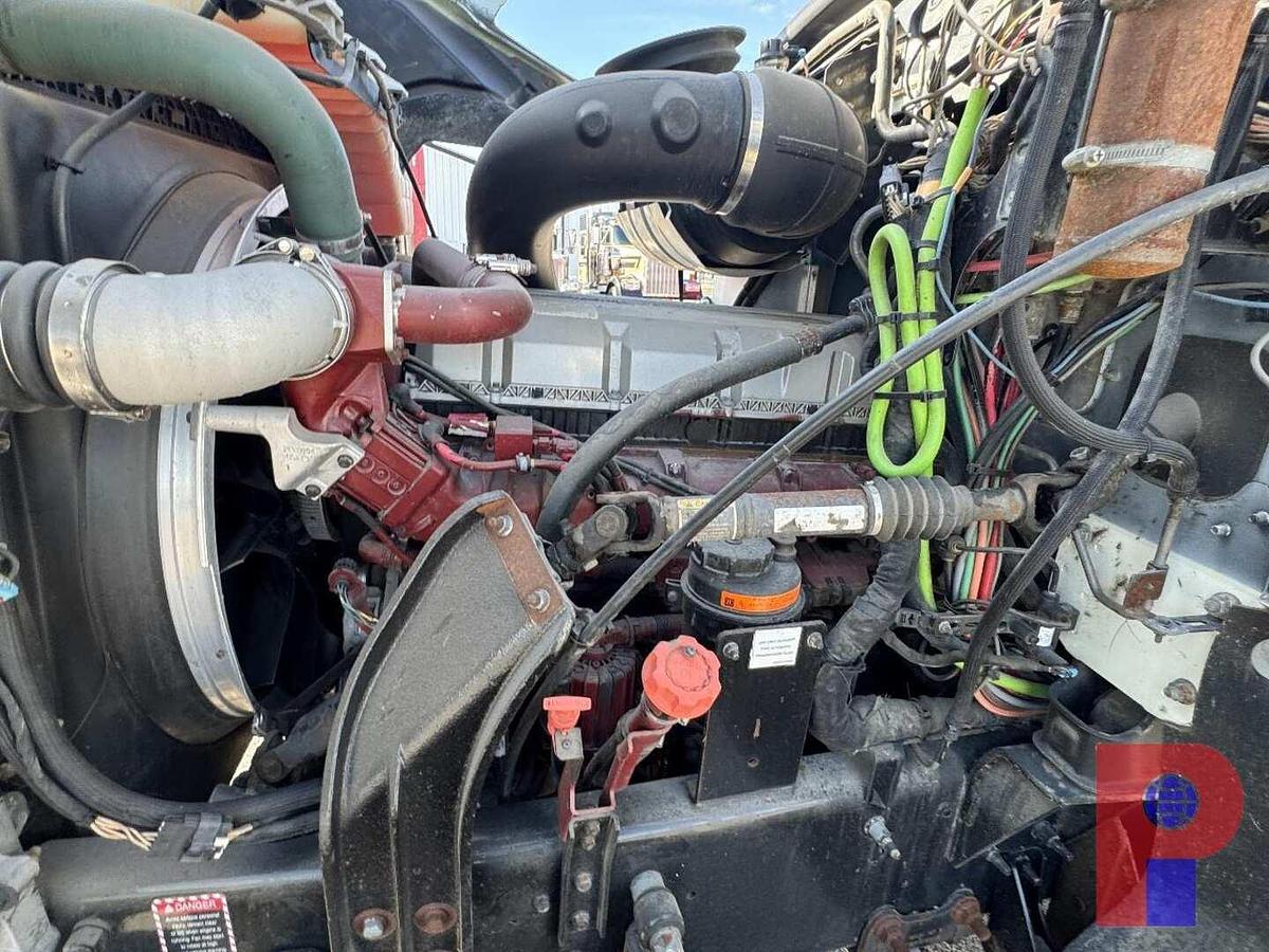 Used 2015 MACK PINNACLE CHU613 TRI AXLE SLEEPER TRUCK