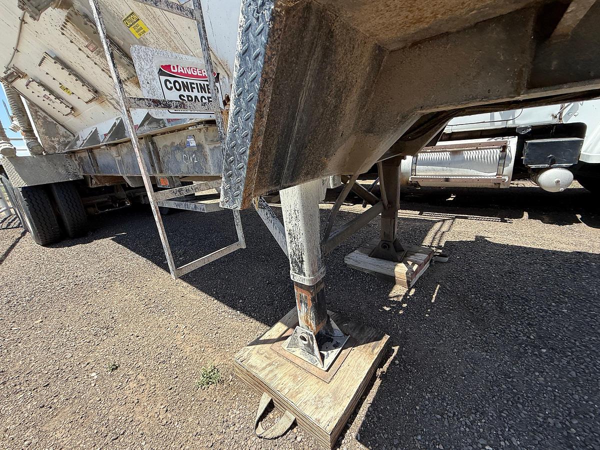 Used 400 SACK VOLUMETRIC CEMENT MIXER T/A TRAILER