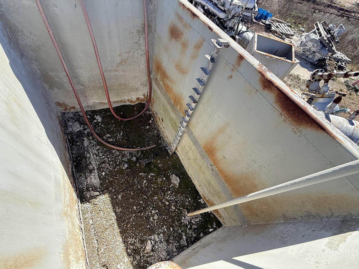 Used 15’ X 7’ X 5’ 2-COMPARTMENT MIXING TANK W/ PORCH, CATWALK, AGITATOR