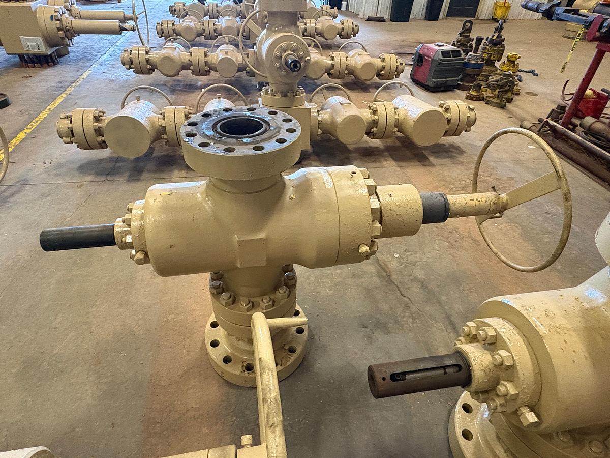 Used (5x$) 5-1/8” 10k gate valves w/ 5” x 7” x 14” spools