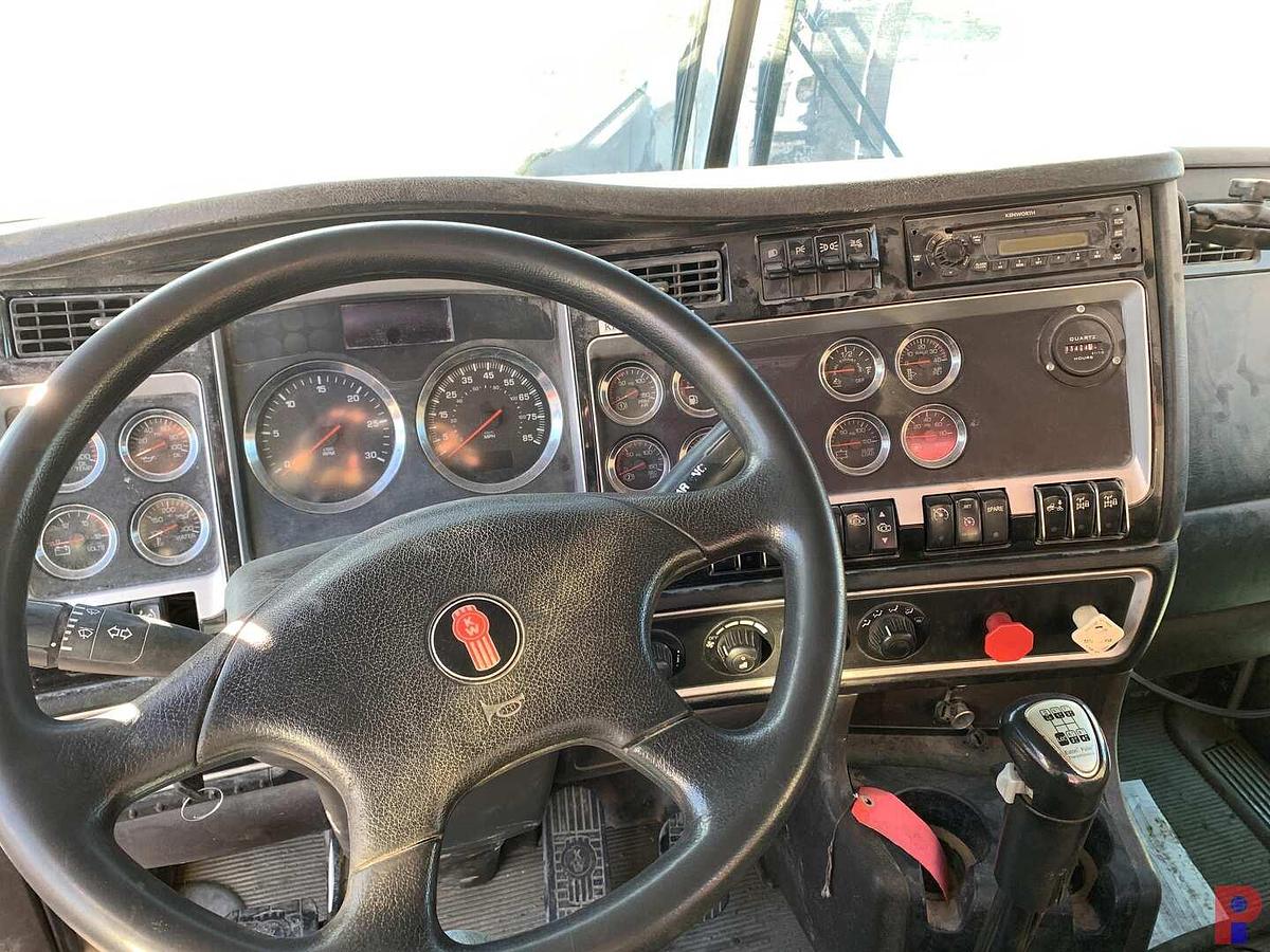 Used 2013 KENWORTH T800 DAY CAB TRUCK