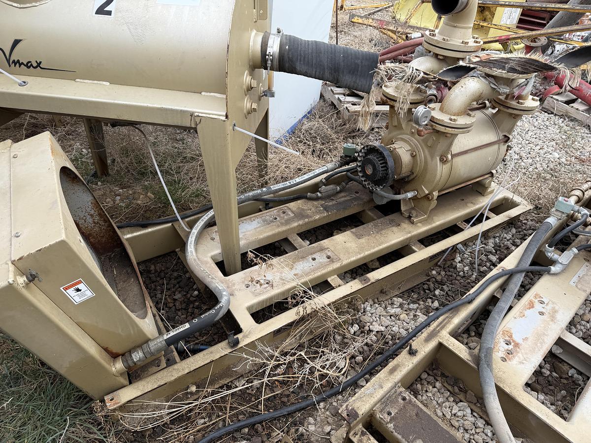 Used DEKKER VACUUM TECHNOLOGIES MOD. DV05500-KA VACUUM PUMP W/ INLET FILTER & HEAT EXCHANGER