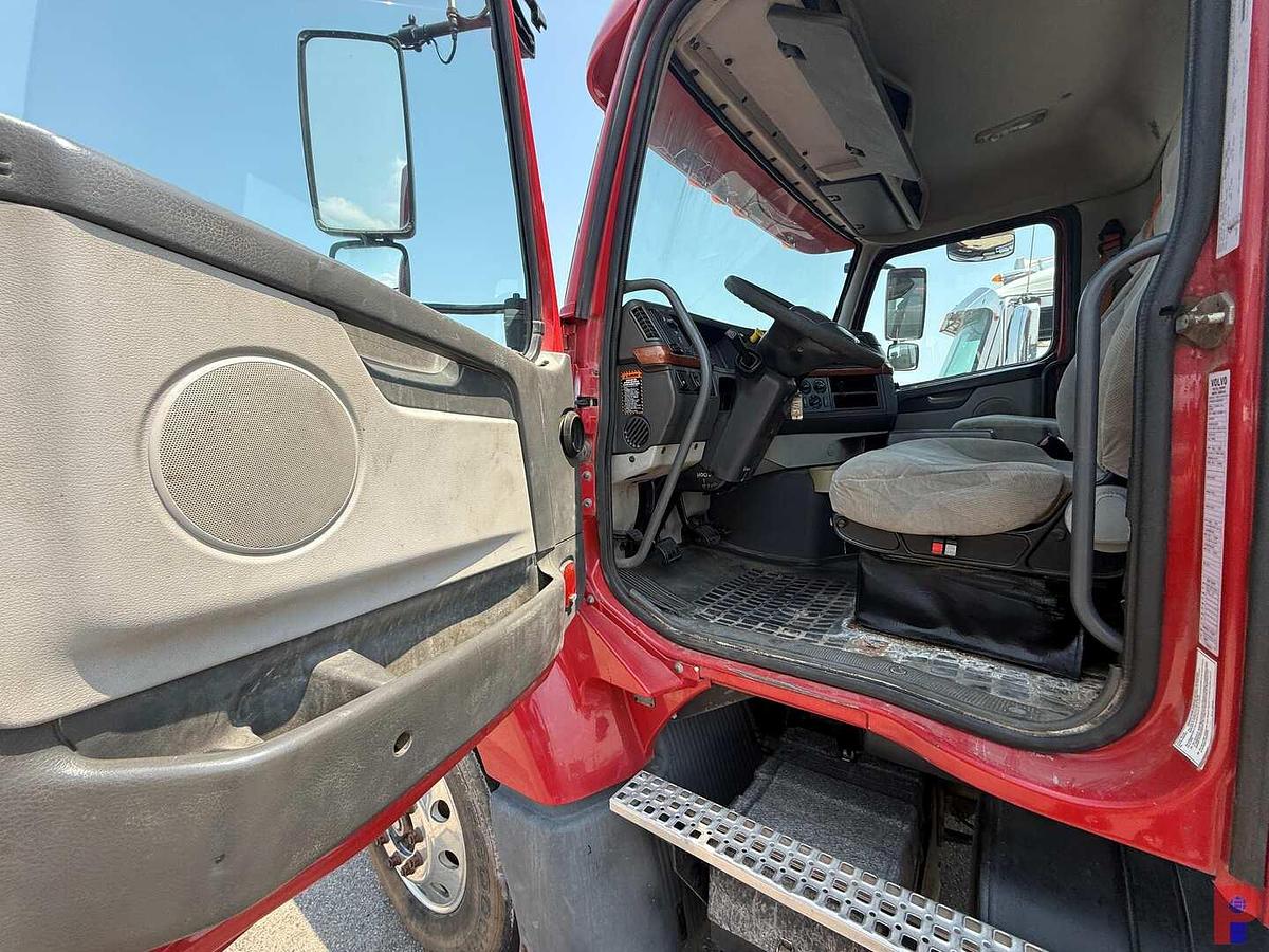 Used 2009 VOLVO VHD T/A DAY CAB TRUCK TRACTOR