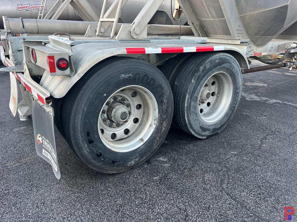 Used 2017 HEIL  1040 CU. FT T/A DRY BULK PNEUMATIC TRAILER