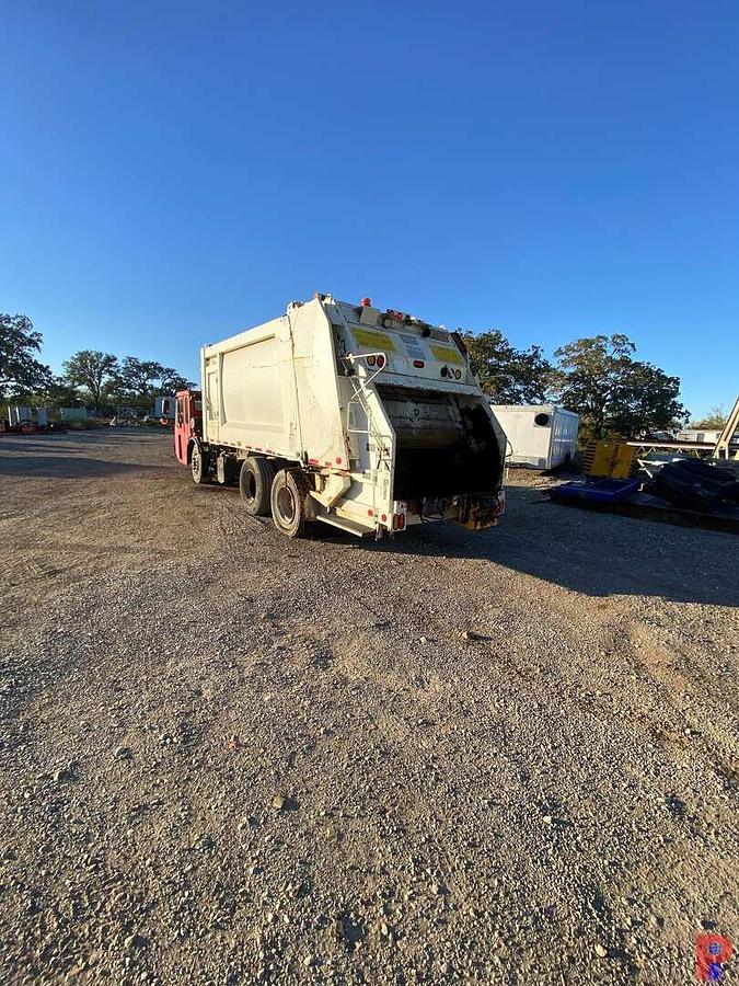 Used 2010 CRANE CARRIER LOW ENTRY T/A 25 YD HEIL REFUSE TRUCK