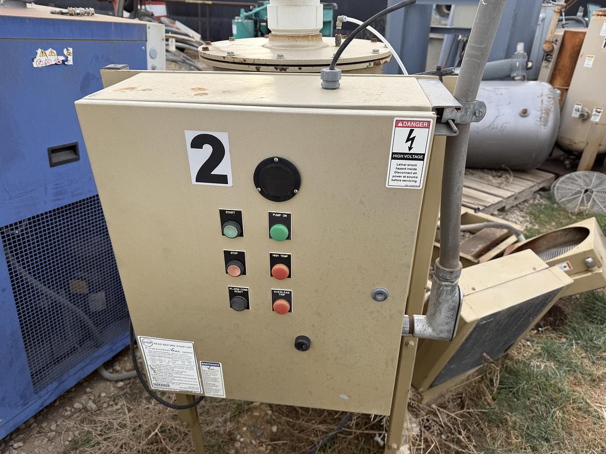 Used DEKKER VACUUM TECHNOLOGIES MOD. DV05500-KA VACUUM PUMP W/ INLET FILTER & HEAT EXCHANGER