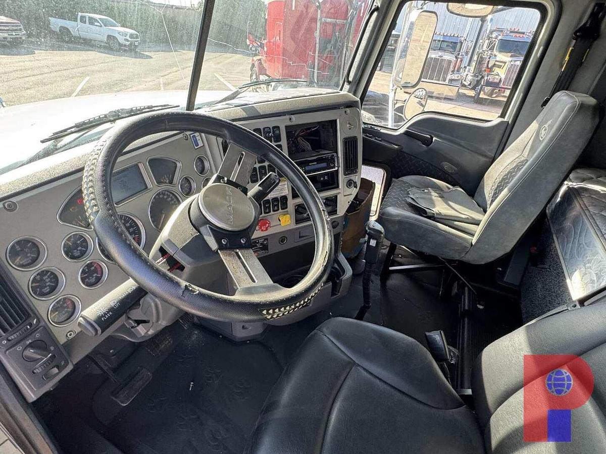 Used 2015 MACK PINNACLE CHU613 TRI AXLE SLEEPER TRUCK