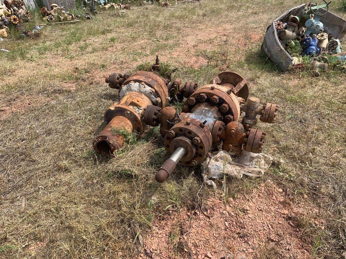 Used Row of 7-1/16 DSA’s, 4-1/16 10k Gate Valves, Well Heads, 2in Fluid Crosses