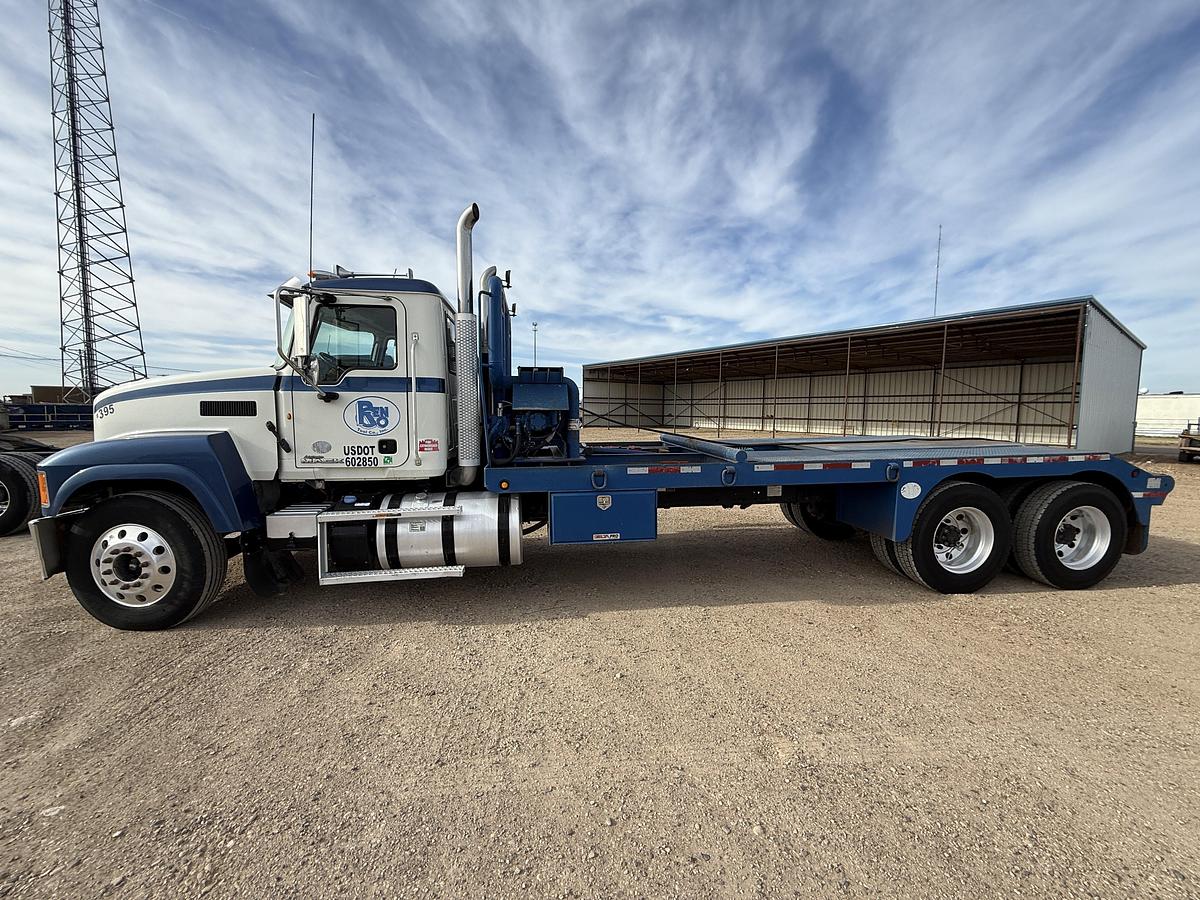Used 2014 MACK PINNACLE CHU613 T/A 80K HYD. SLICK BACK WINCH TRUCK