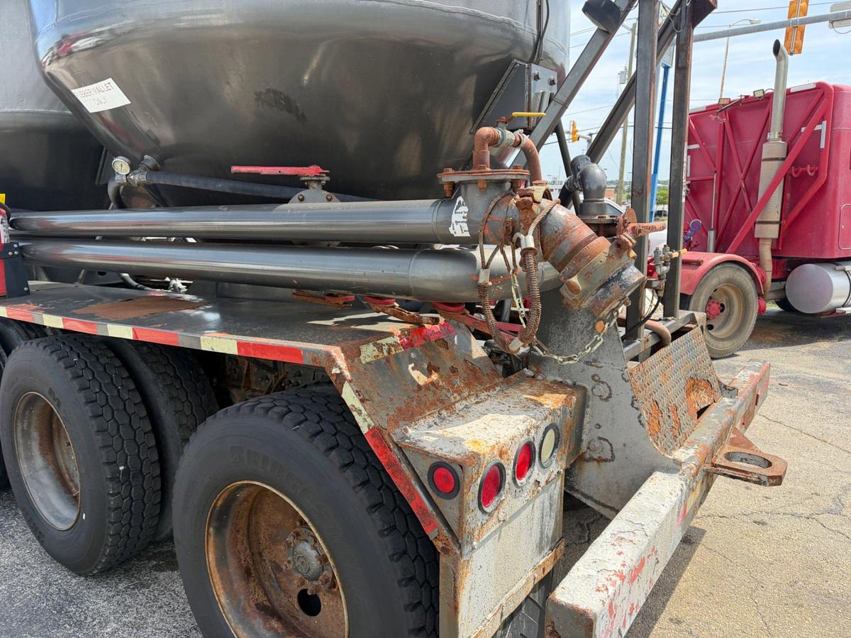 Used 2005 International Paystar 5600I Bobtail Bulk Cement Truck