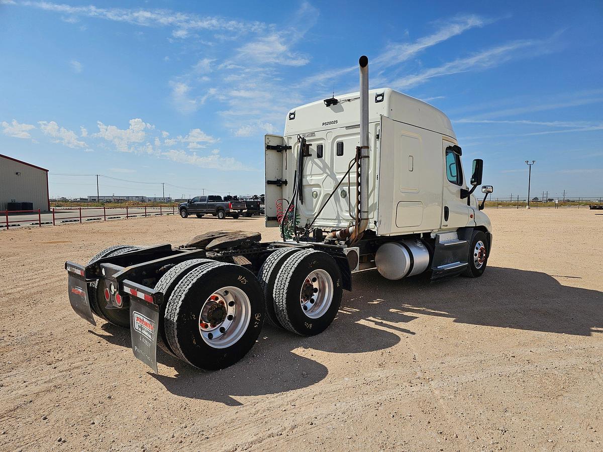 Used 2015 FREIGHTLINER CASCAIDA SLEEPER TRUCK