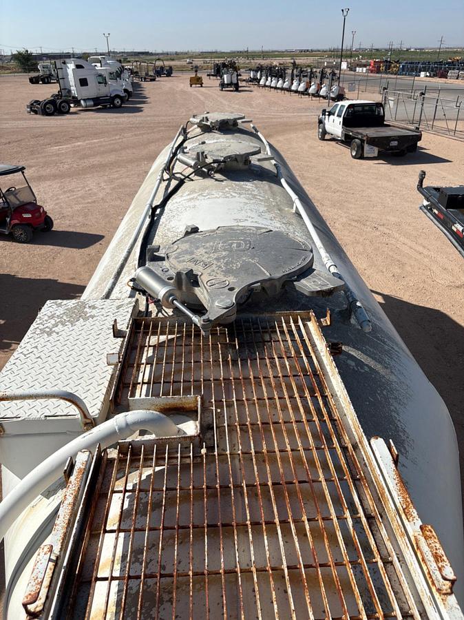 Used 1978 FRUEHAUF 985 CU. FT. T/A PNEUMATIC DRY BULK TANK TRAILER