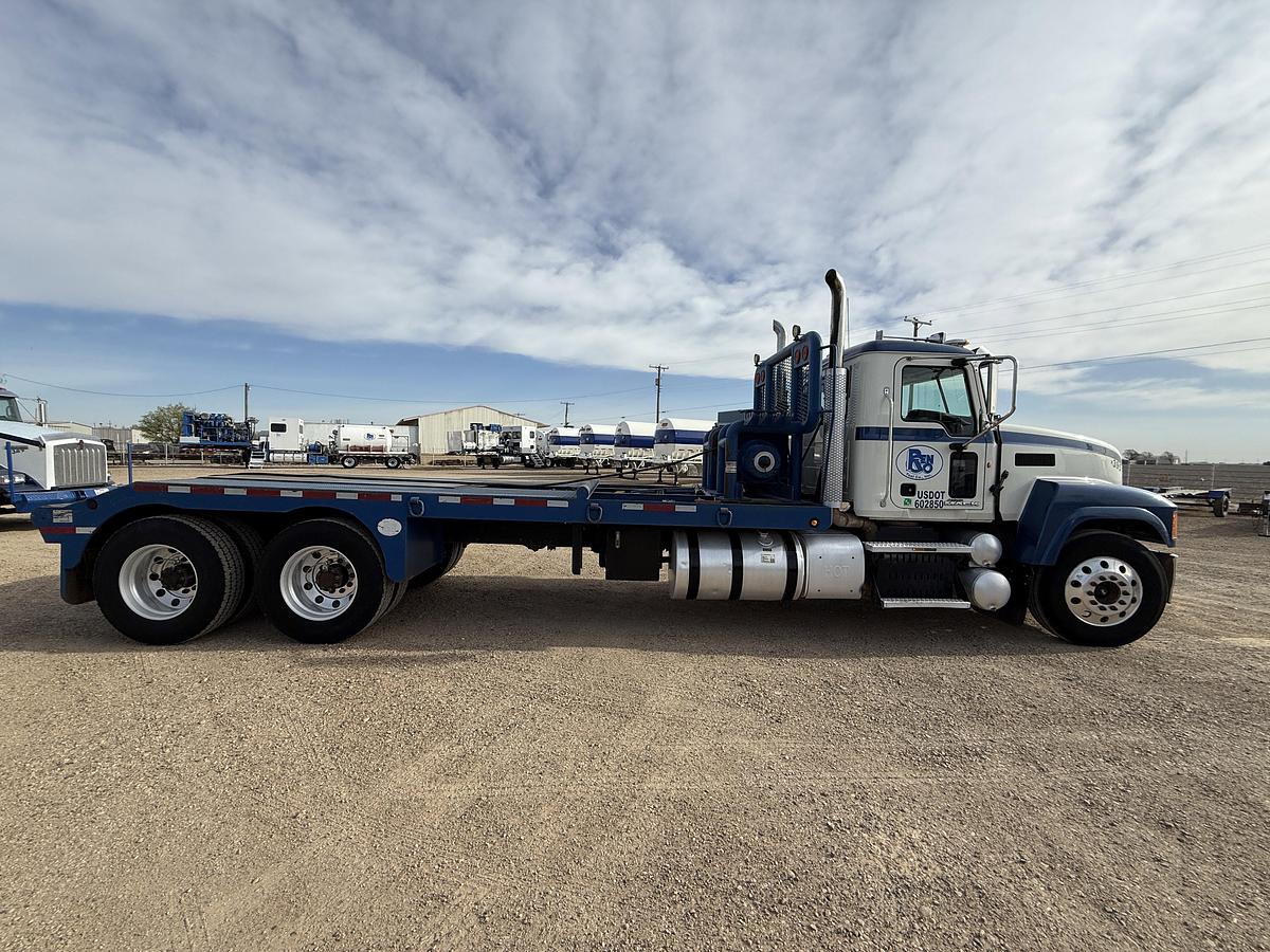 Used 2014 MACK PINNACLE CHU613 T/A 80K HYD. SLICK BACK WINCH TRUCK