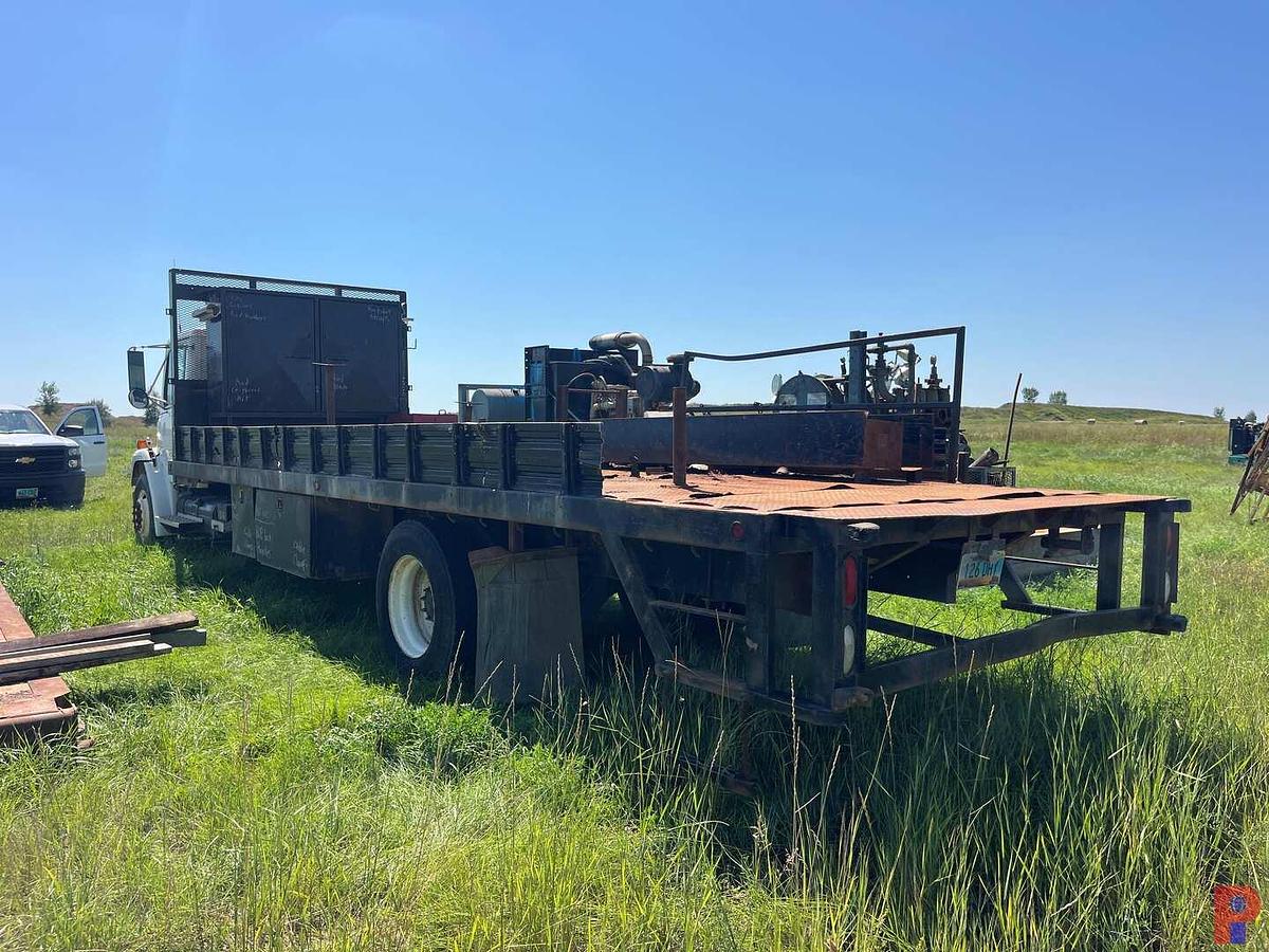 Used 1998 FREIGHTLINER FL70 S/A 26’ X 102” FLATBED TRUCK