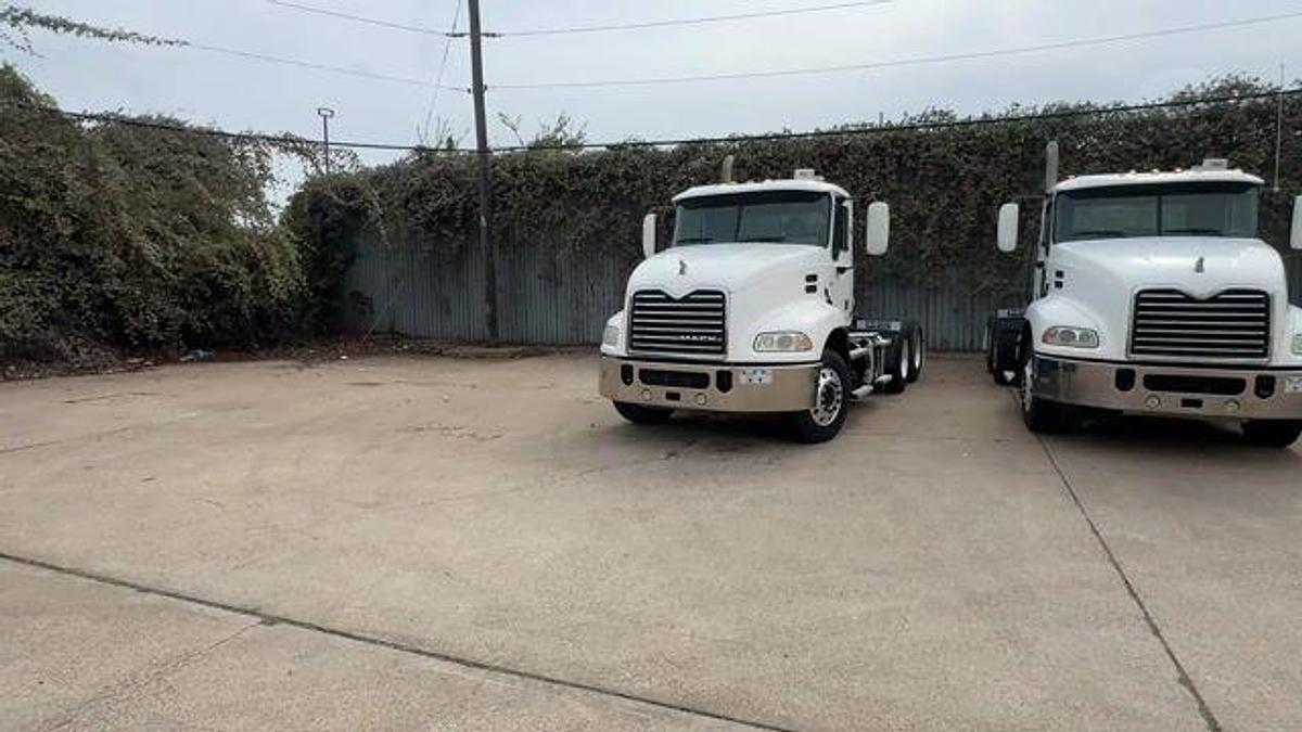 Used 2013 MACK CXU613 T/A DAY CAB TRUCK TRACTOR