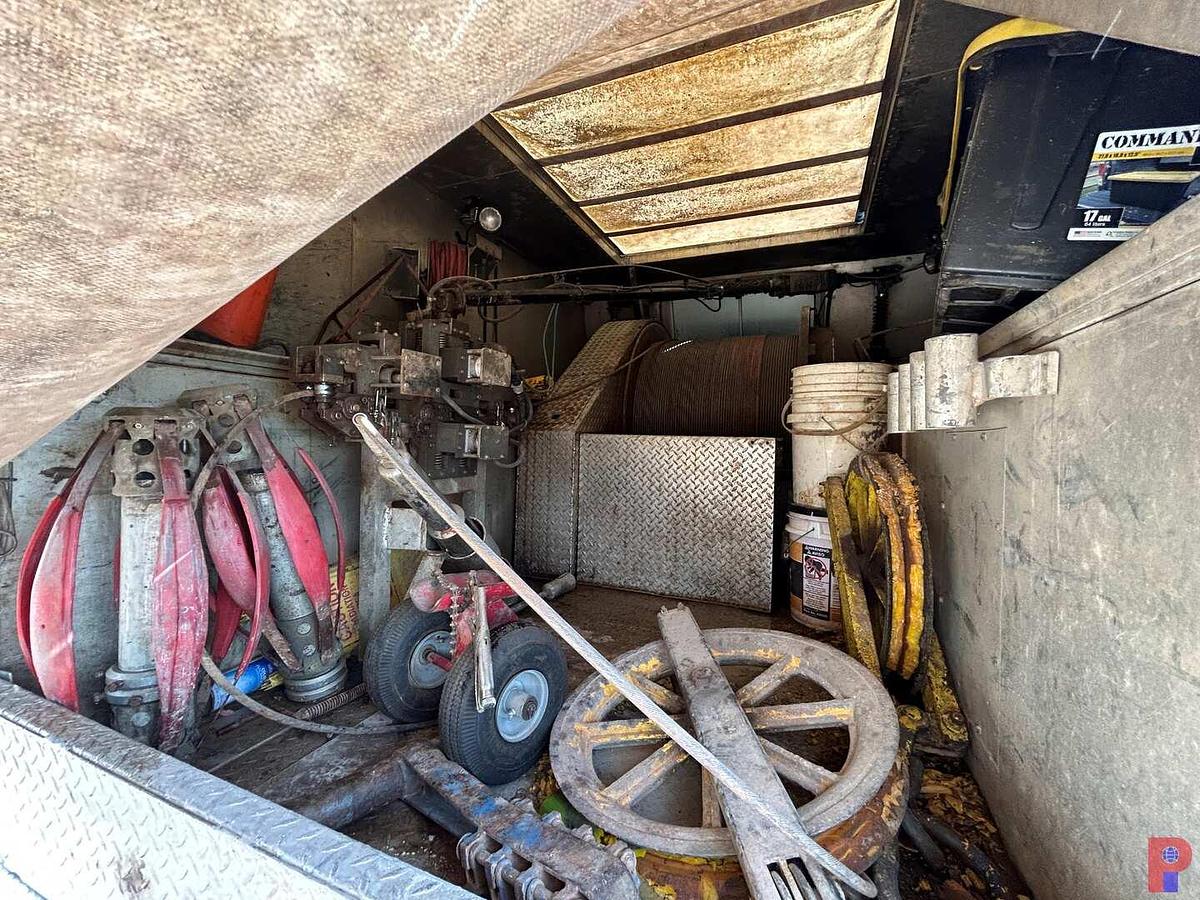 Used 2002 FREIGHTLINER ARGOSY T/A CABOVER WIRELINE TRUCK