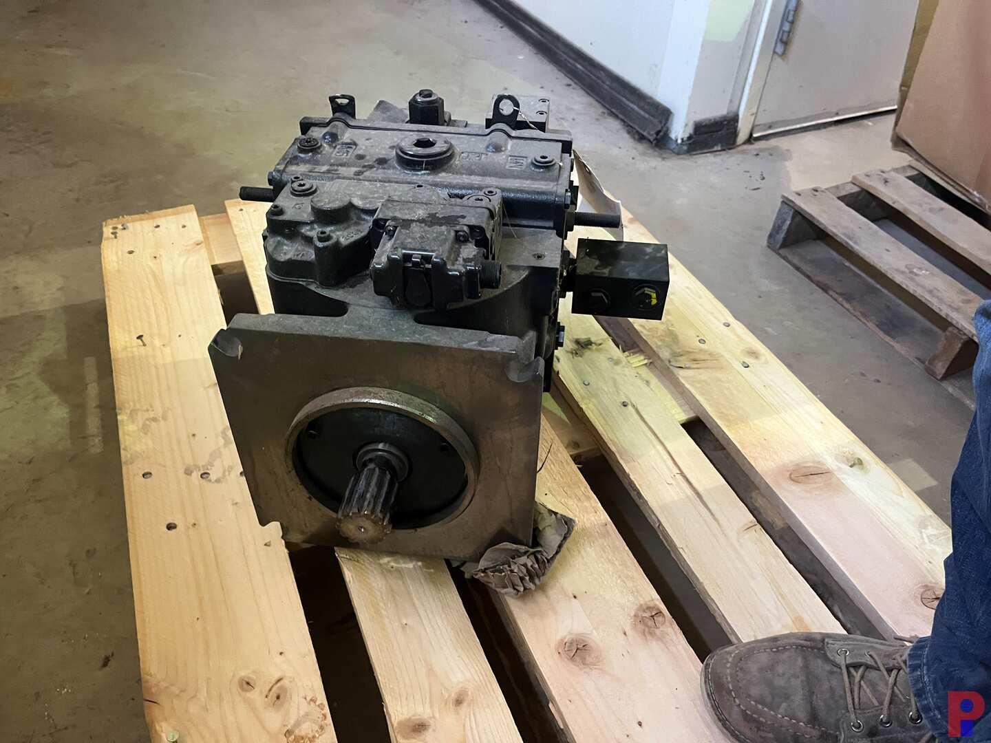 Used NEW / UNUSED SAUER DANFOSS 180CC HYDRAULIC PUMP P/N 83061571