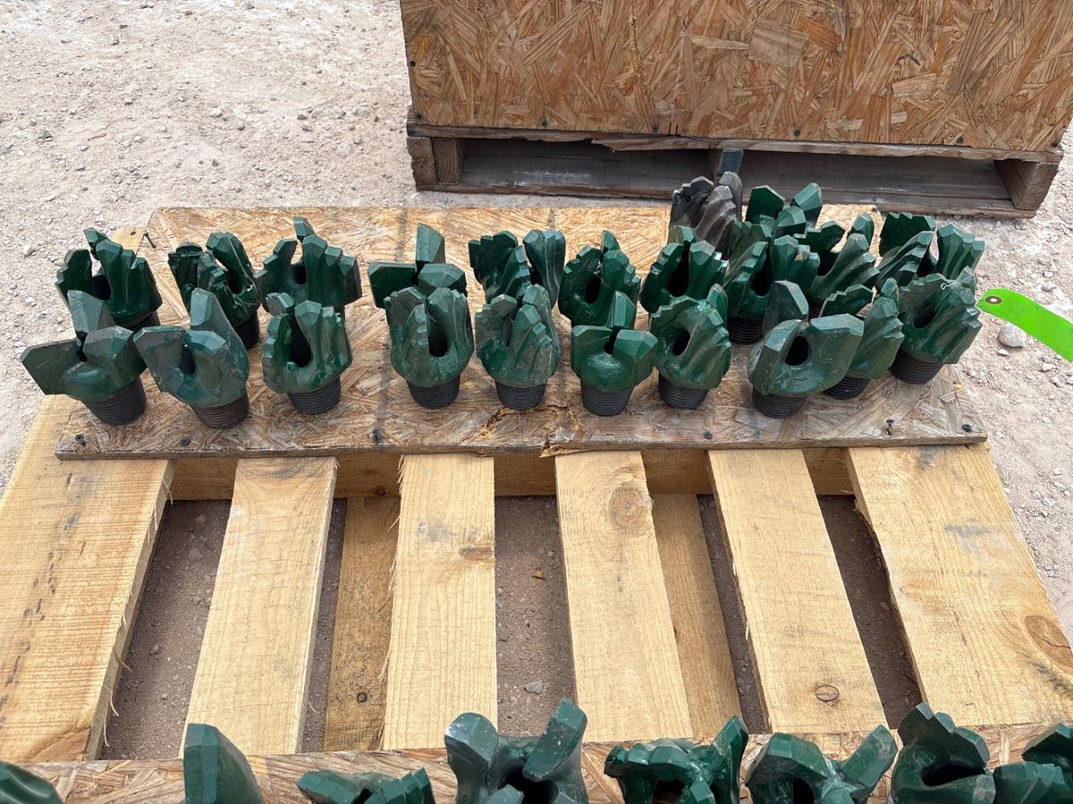 Used (22x$) (22) unused assorted size drag bits