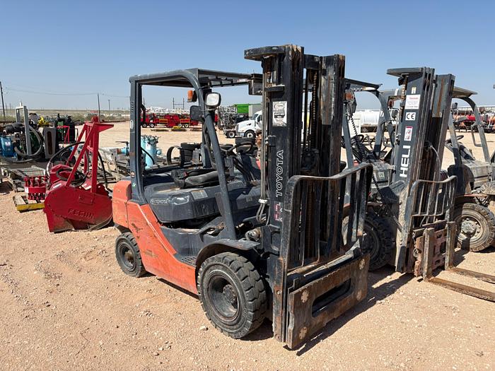 Used TOYOTA 8FFU25 5,000LBS FORKLIFT
