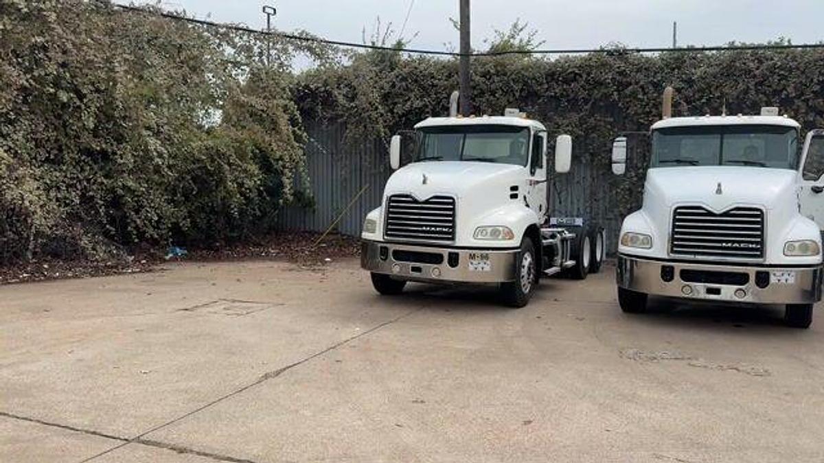 Used 2013 MACK CXU613 T/A DAY CAB TRUCK TRACTOR