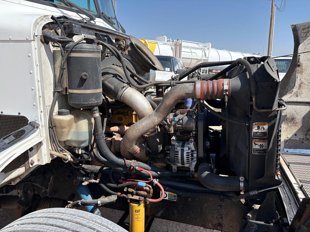 Used 2004 PETERBILT 330 S/A DAYCAB PROPANE TRUCK