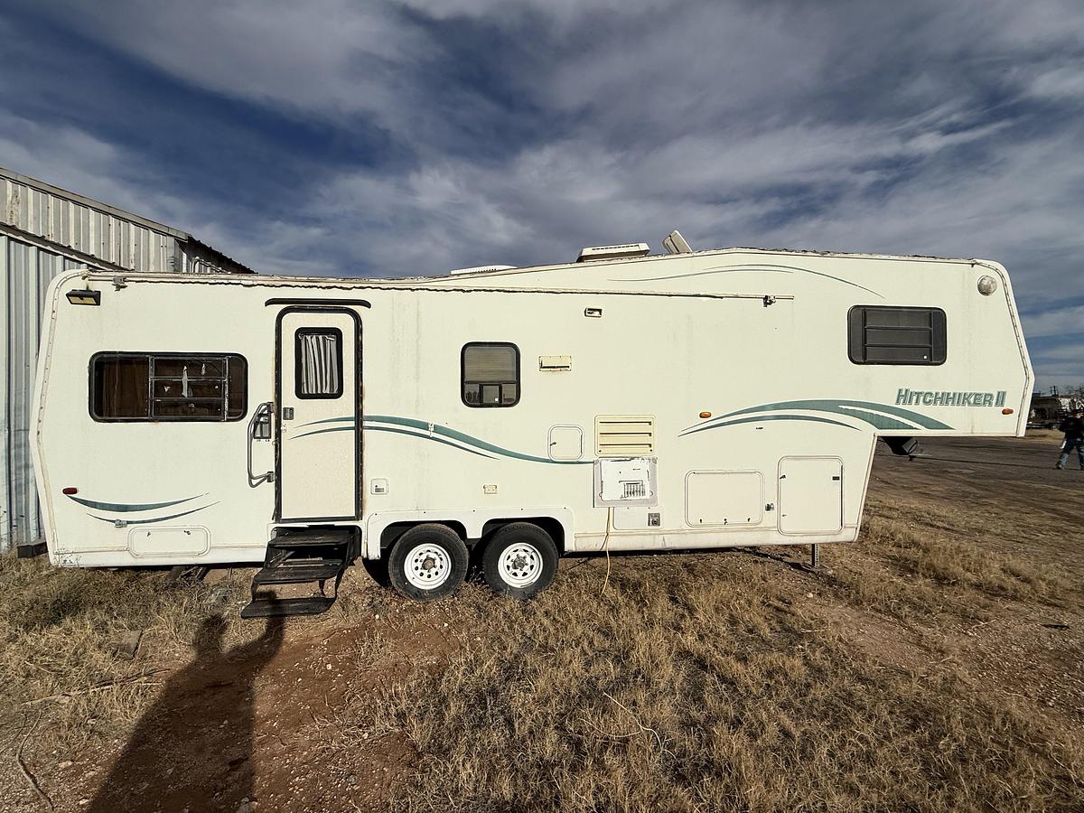 Used NUWA INDUSTRIES HITCHHICKER II 31’ T/A FIFTH WHEEL CAMPER TRAILER