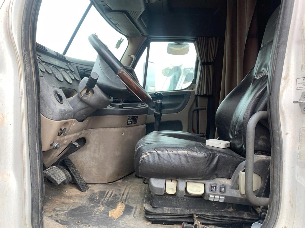 Used 2008 Freightliner Columbia 120 Sleeper Truck