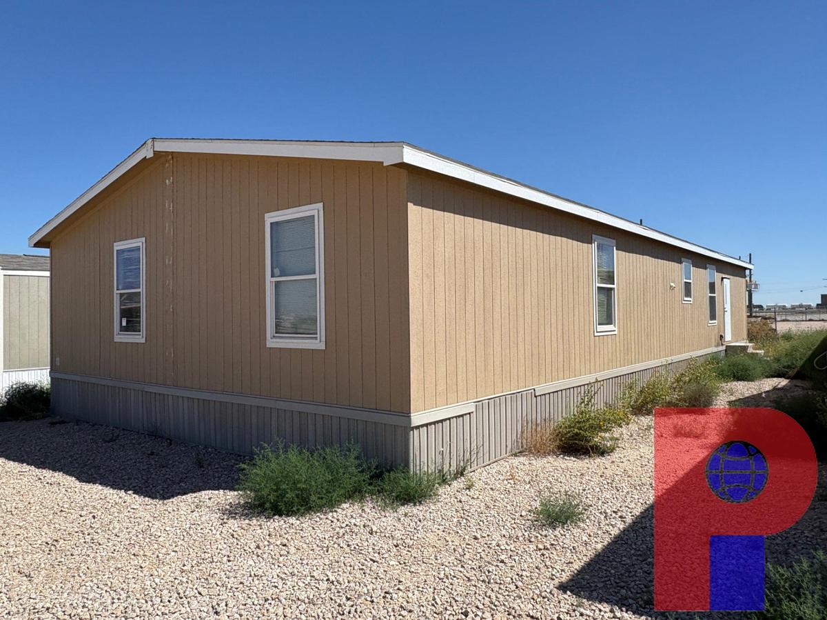 Used 2012 OAK CREEK  62’ X 31’ 6-BED 2-BATH DOUBLE WIDE MOBILE HOME
