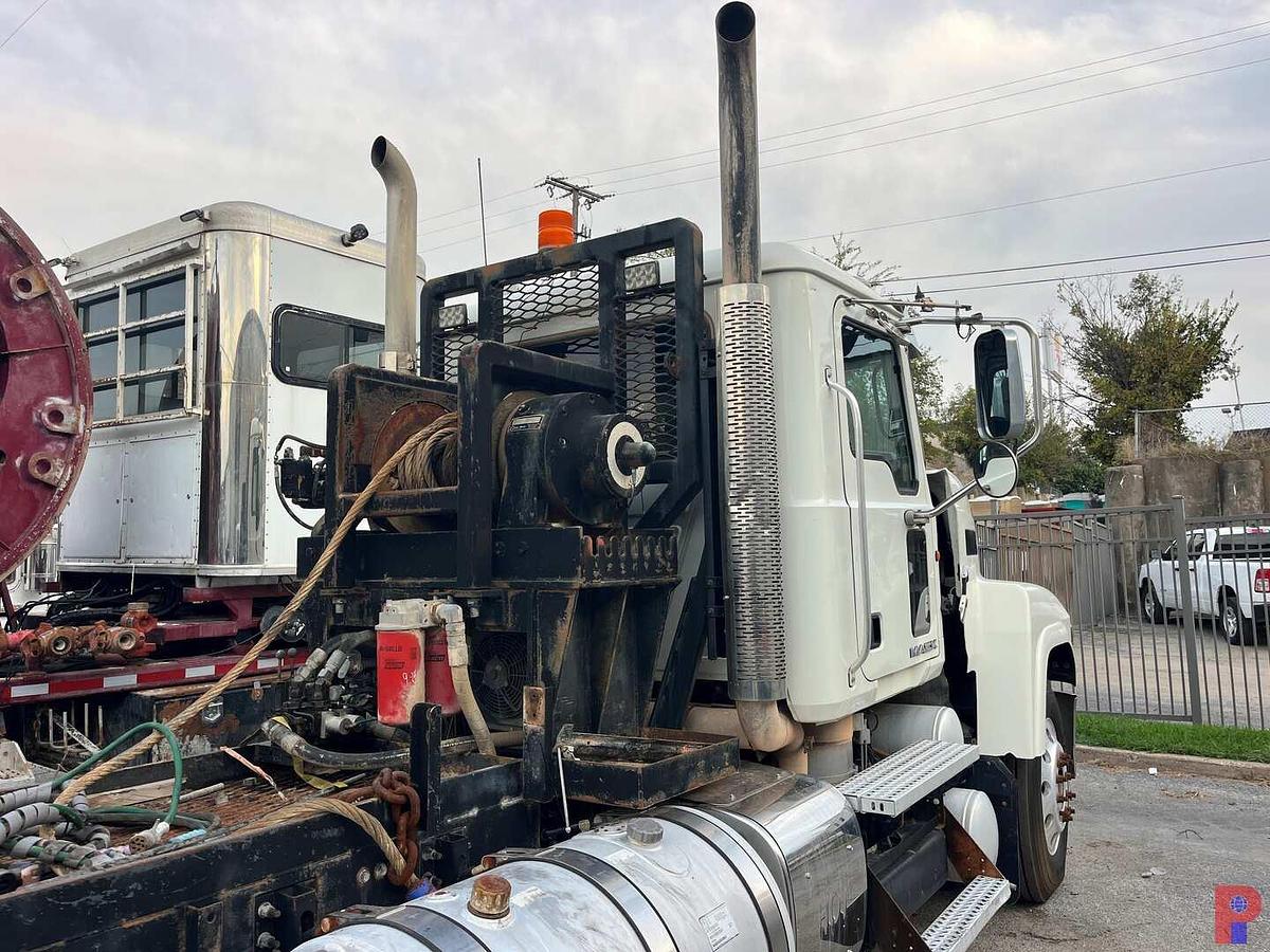 Used 2011 MACK PINNACLE T/A 60K HYD WINCH TRUCK