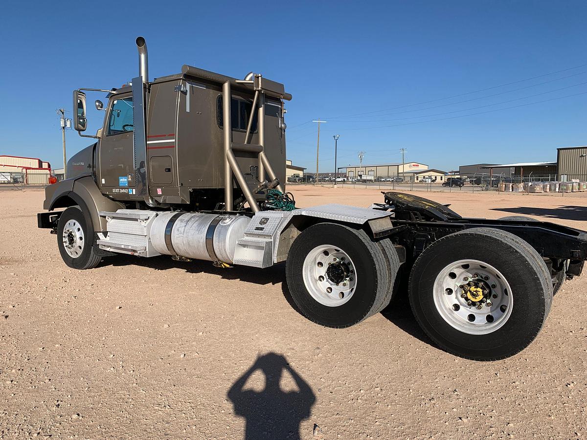 Used 2012 WESTERN STAR 4900 SB T/A 24" Sleeper Truck