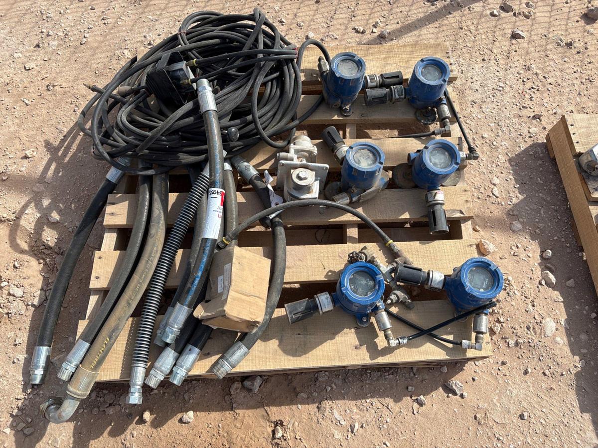 Used Pallet w/ (6) OTIS OI-6900 wireless gas detectors & assorted hydraulic hoses