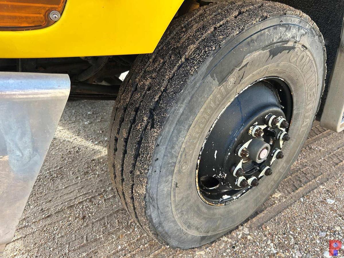 Used 2002 FREIGHTLINER ARGOSY T/A CABOVER WIRELINE TRUCK