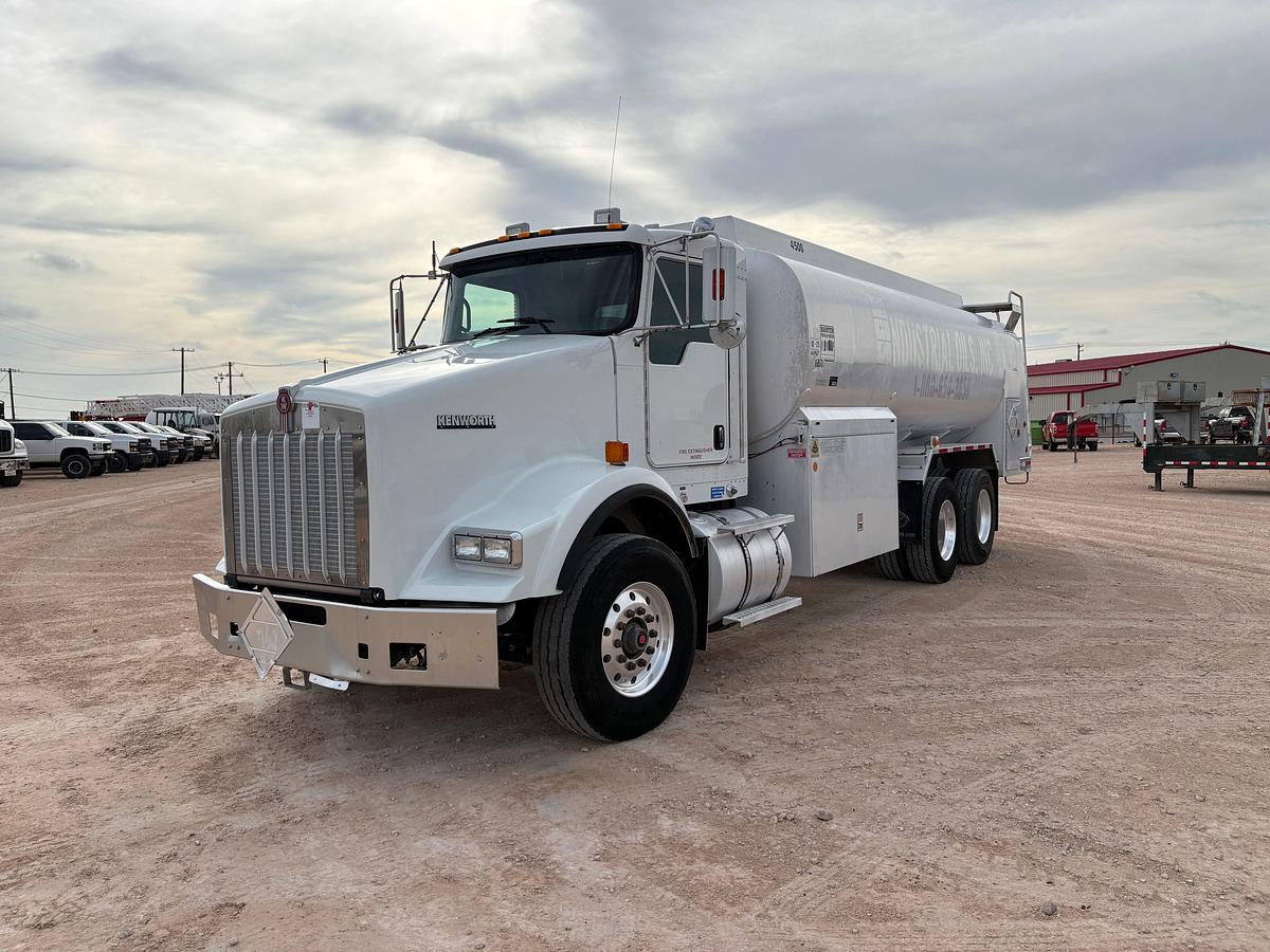 Used 2018 KENWORTH T800 T/A BOBTAIL FUEL TRUCK, 4500 Gal. 4 Comp.