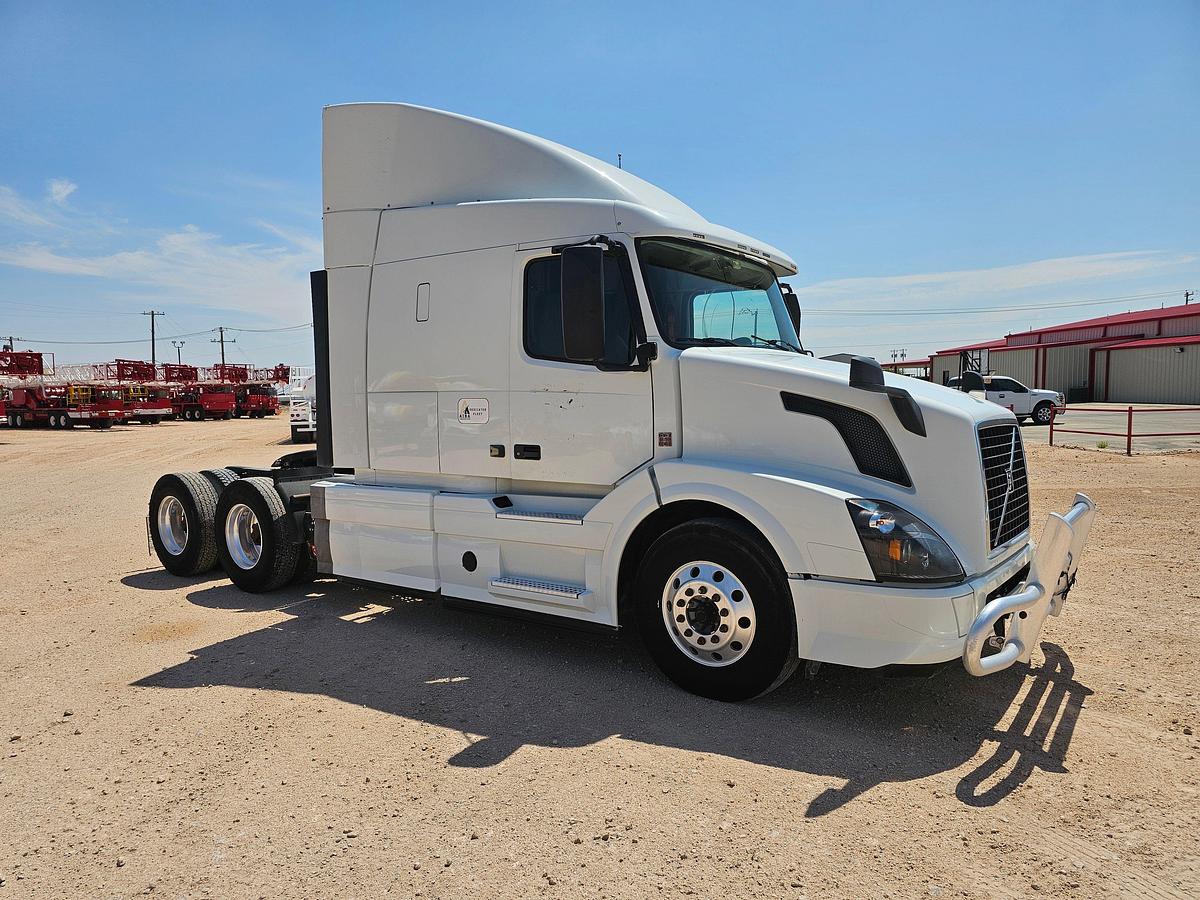 Used 2017 Volvo T/A Sleeper Haul Truck