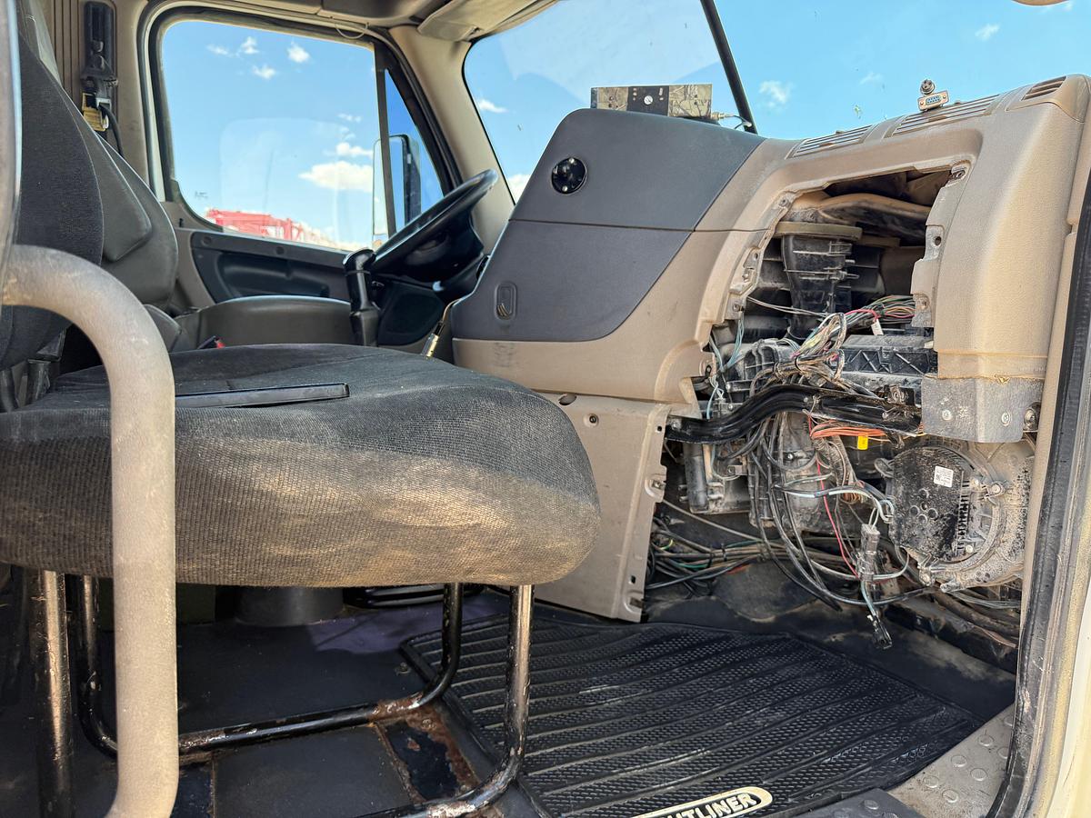 Used 2009 FREIGHTLINER CASCADIA T/A DAYCAB WINCH TRUCK