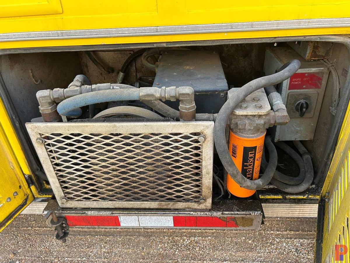 Used 2002 FREIGHTLINER ARGOSY T/A CABOVER WIRELINE TRUCK