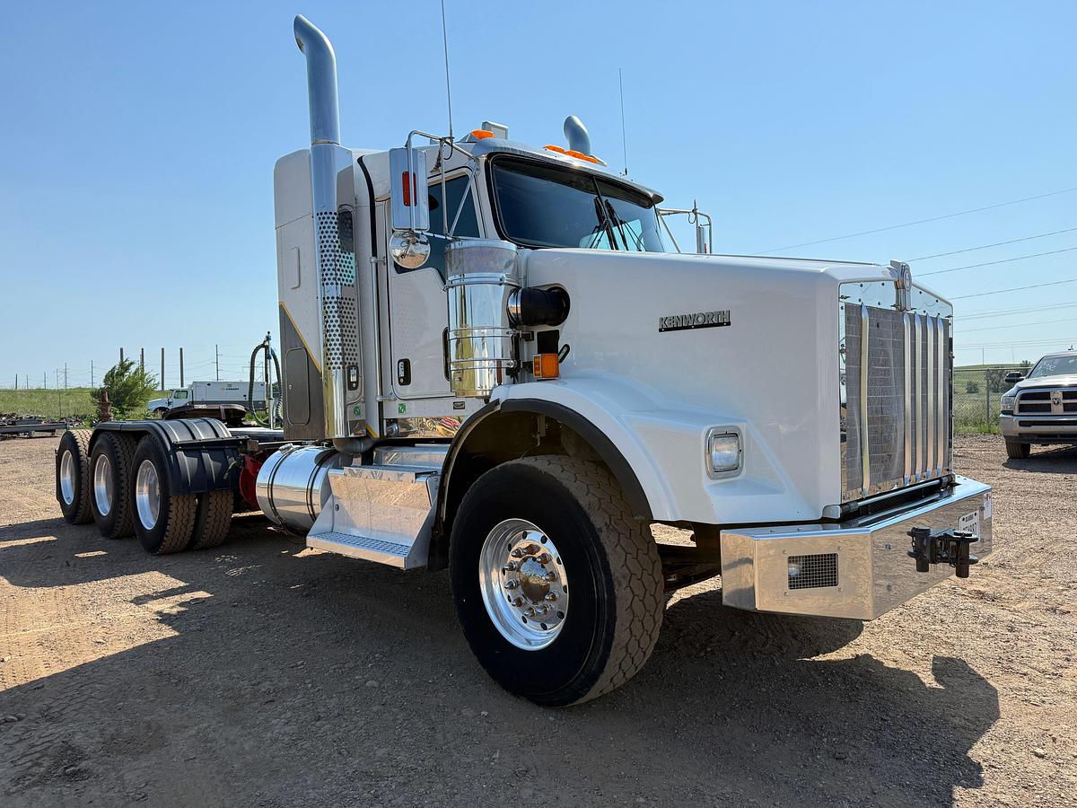 Used 2014 KENWORTH T800 TRI-DRIVE HEAVY HAUL 36" SLEEPER TRUCK
