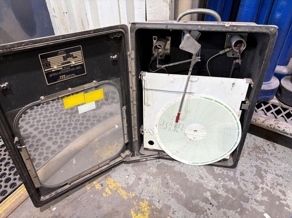 Used BARTON CHART RECORDER & CHARTS