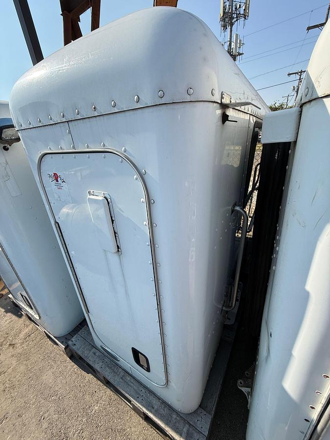 Used UNIBILT 36” SLEEPER FOR PETERBILT TRUCK