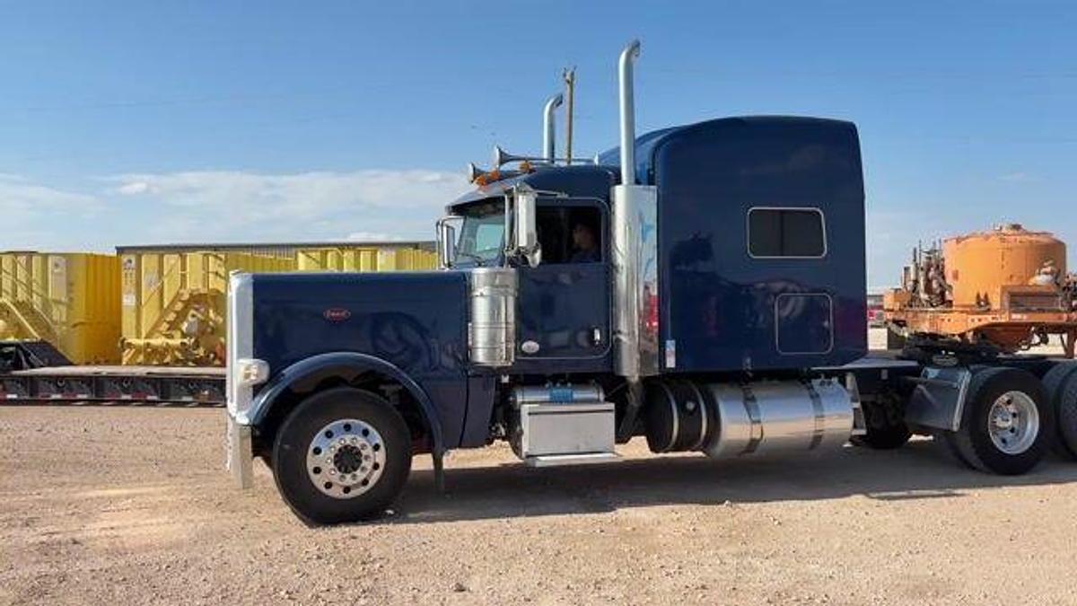 Used 2019 PETERBILT 389  EXT HOOD 68” SLEEPER TRUCK