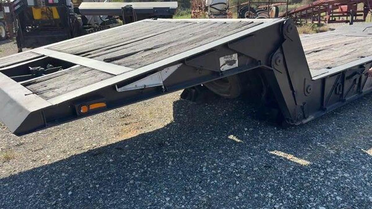 Used 1993 TRAIL-EZE 41’ X 102” 3-AXLE (SELF POWER) SCISSOR NECK LOWBOY