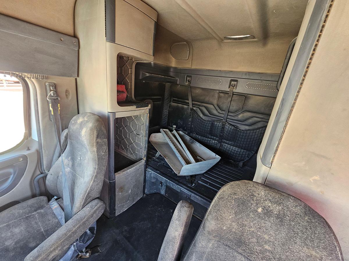 Used 2011 FREIGHTLINER CASCADIA SLEEPER TRUCK