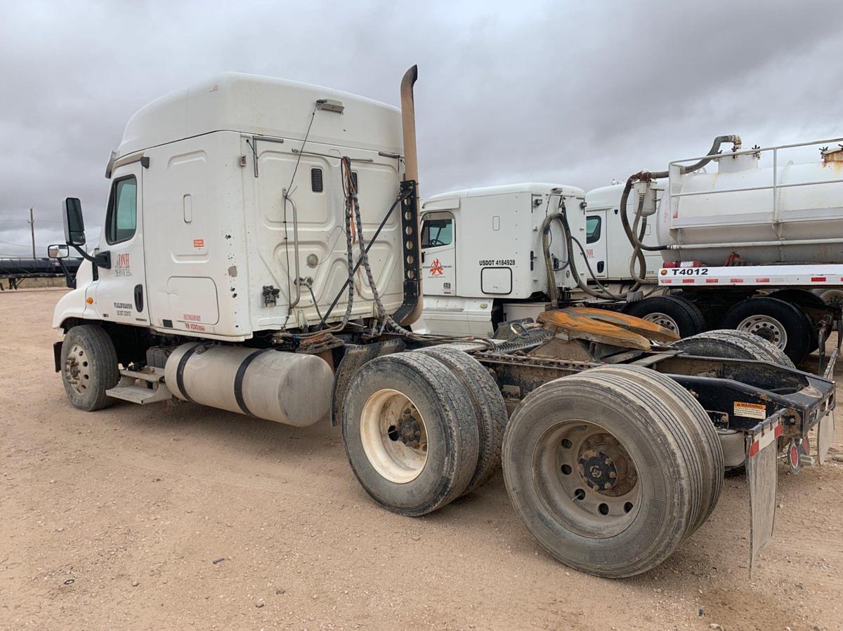 Used 2010 Freightliner Cascadia Sleeper Truck