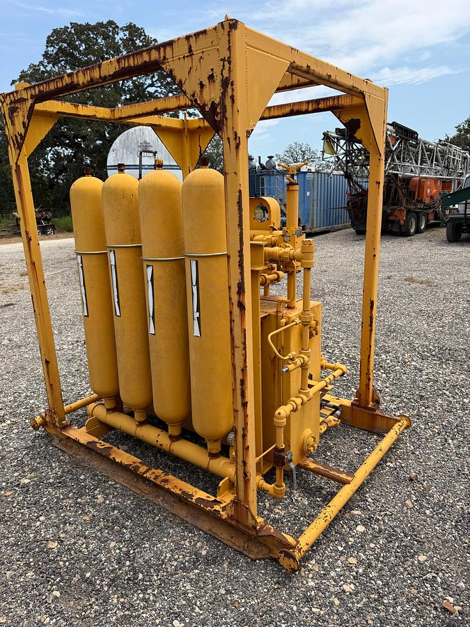 Used 2009 ADVANCED PRESSURE 3-STATION 4-BOTTLE ACCUMULATOR CLOSING UNIT, SKIDDED