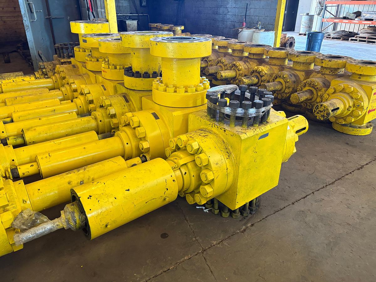 Used (2 x $) 7-1/16” 15k hydraulic frac valves, field ready