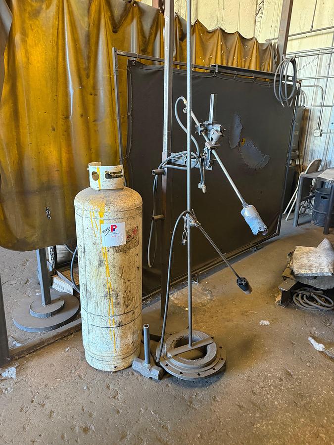 Used Bug-0 Track Support with (2) propane Torch heaters & bottle