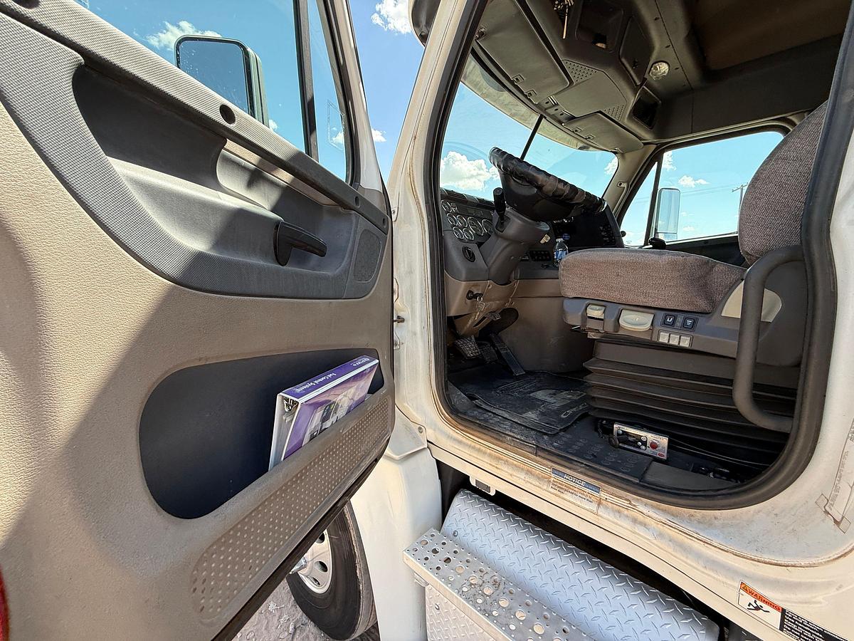 Used 2014 FREIGHTLINER CASCADIA T/A 64” SLEEPER TRUCK